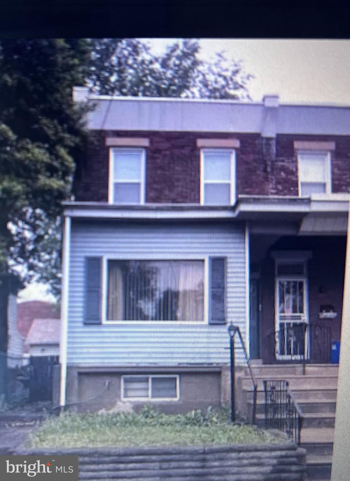 Second floor apartment in an end unit townhome available to rent! This is a 1-bedroom/1-bathroom unit with an eat-in kitchen and living room. Nicely updated kitchen and bathroom. Unit is Section 8 approved. Rent includes water, trash/recycling and sewer. Convenient location with easy access to I-95.