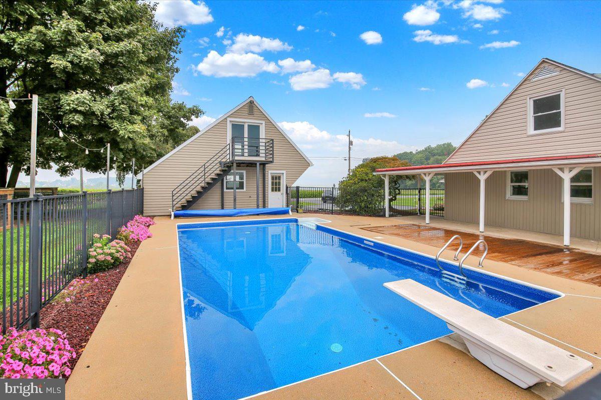512 E ROSEBUD ROAD