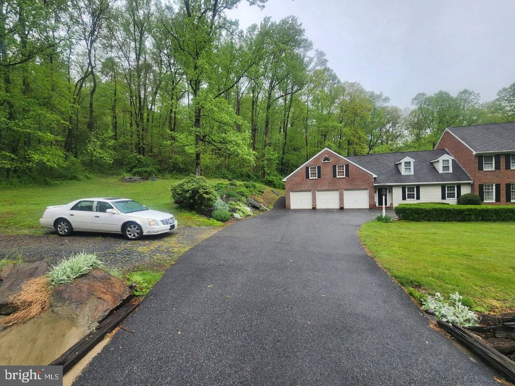 Photo of 121 NISSLEY LN, HOLTWOOD, PA 17532 (MLS # PALA2034266)