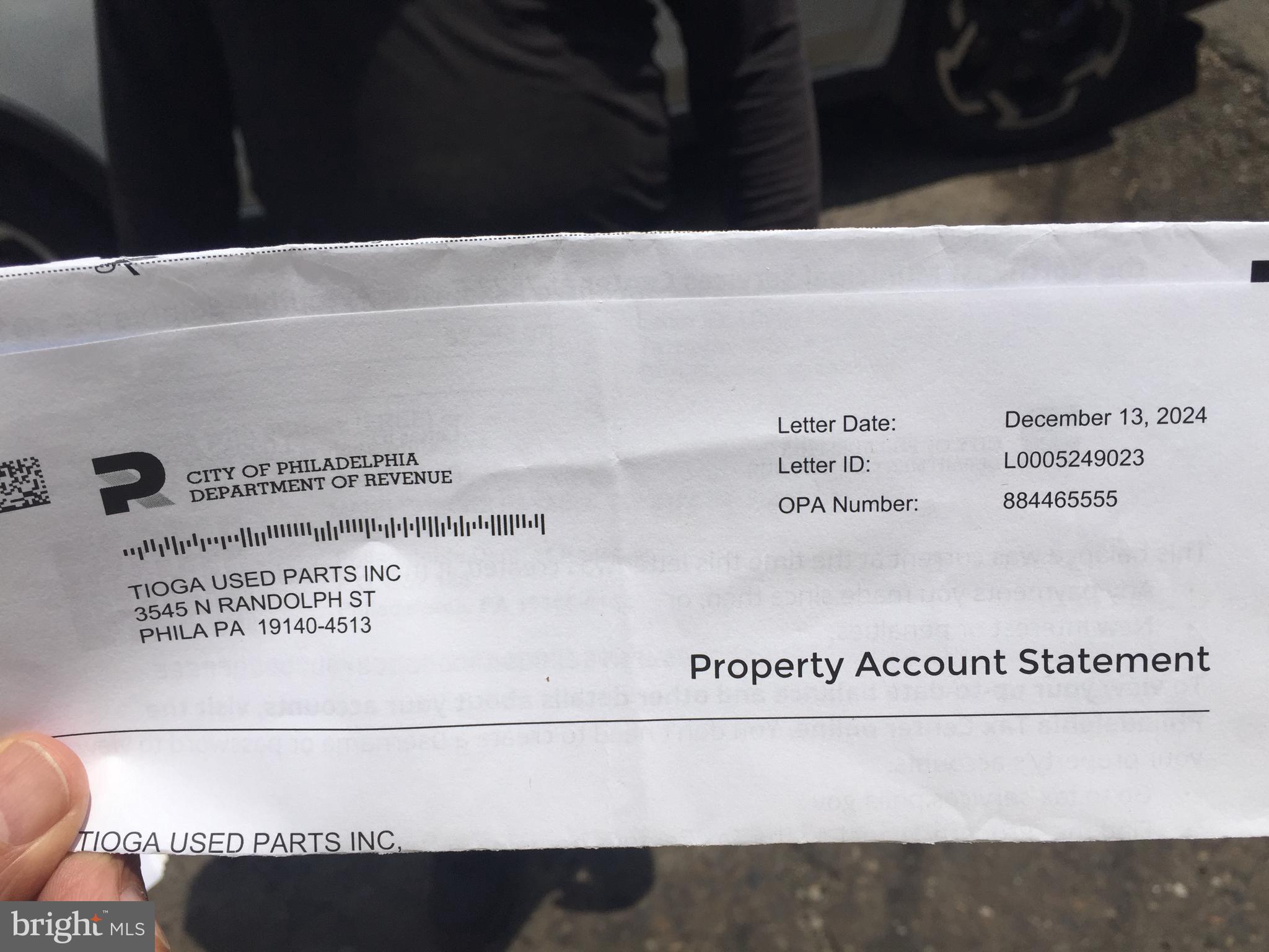 Main image without alt text