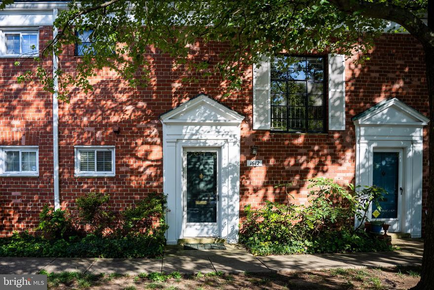 Bright and breezy one-bedroom condo in popular Parkfairfax. Located on a quiet one-way lane, this corner unit has lots of natural light, with views of lawn and trees from the big windows on three sides.  Step up from the street-level front door into a roomy living and dining area. Washer and dryer in unit.  Wooden floors under new carpet.  Abundant storage space in the big attic.  Enjoy afternoons on the shady and beautiful lawn just behind the building, or check out the neighborhood pools and tennis courts. Historic Parkfairfax has been home to presidents, and it can be your home, too.

OPEN SATURDAY 9/16/23.  1:00 - 3:00 PM.