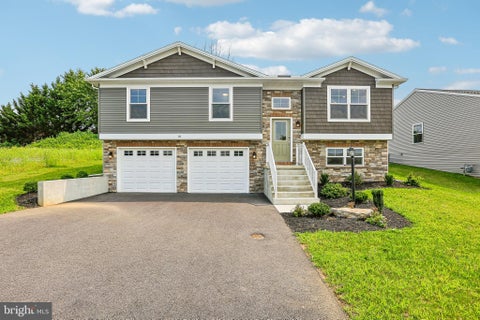 Homes For Sale - 10 Cheltenham Lane<br/> CARLISLE, PA 17013