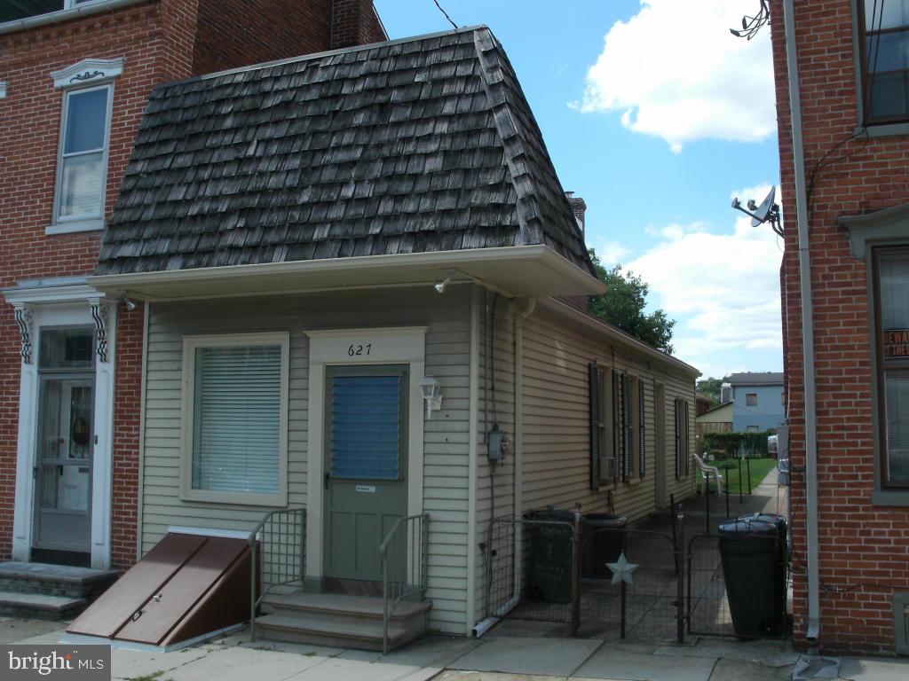 Most recently used as a podiatrist office. Perfect for 1-2 person accounting, attorney, beauty salon etc. Newer roof, heat, A/C and elec. Contact Borough for allowable uses.