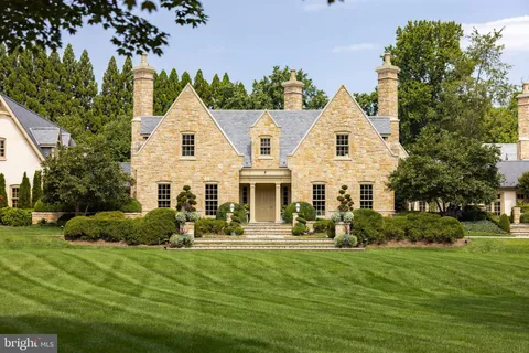 576 Innsbruck Avenue, Great Falls, VA MLS: VAFX2273882