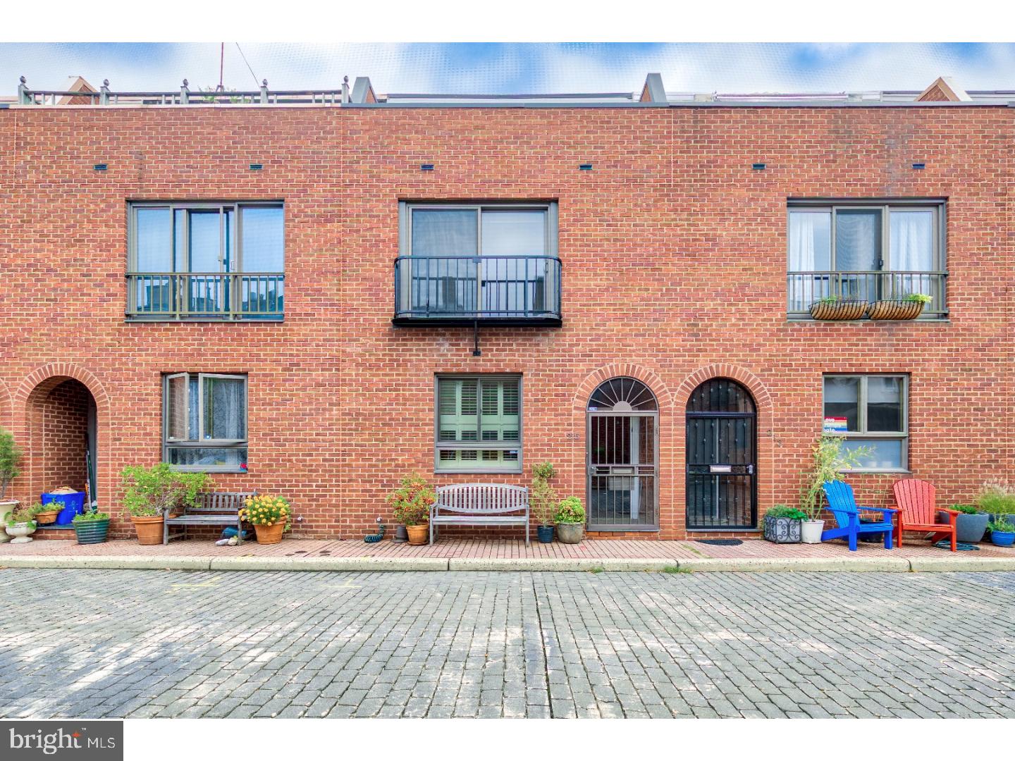 QUEEN VILLAGE - Residential