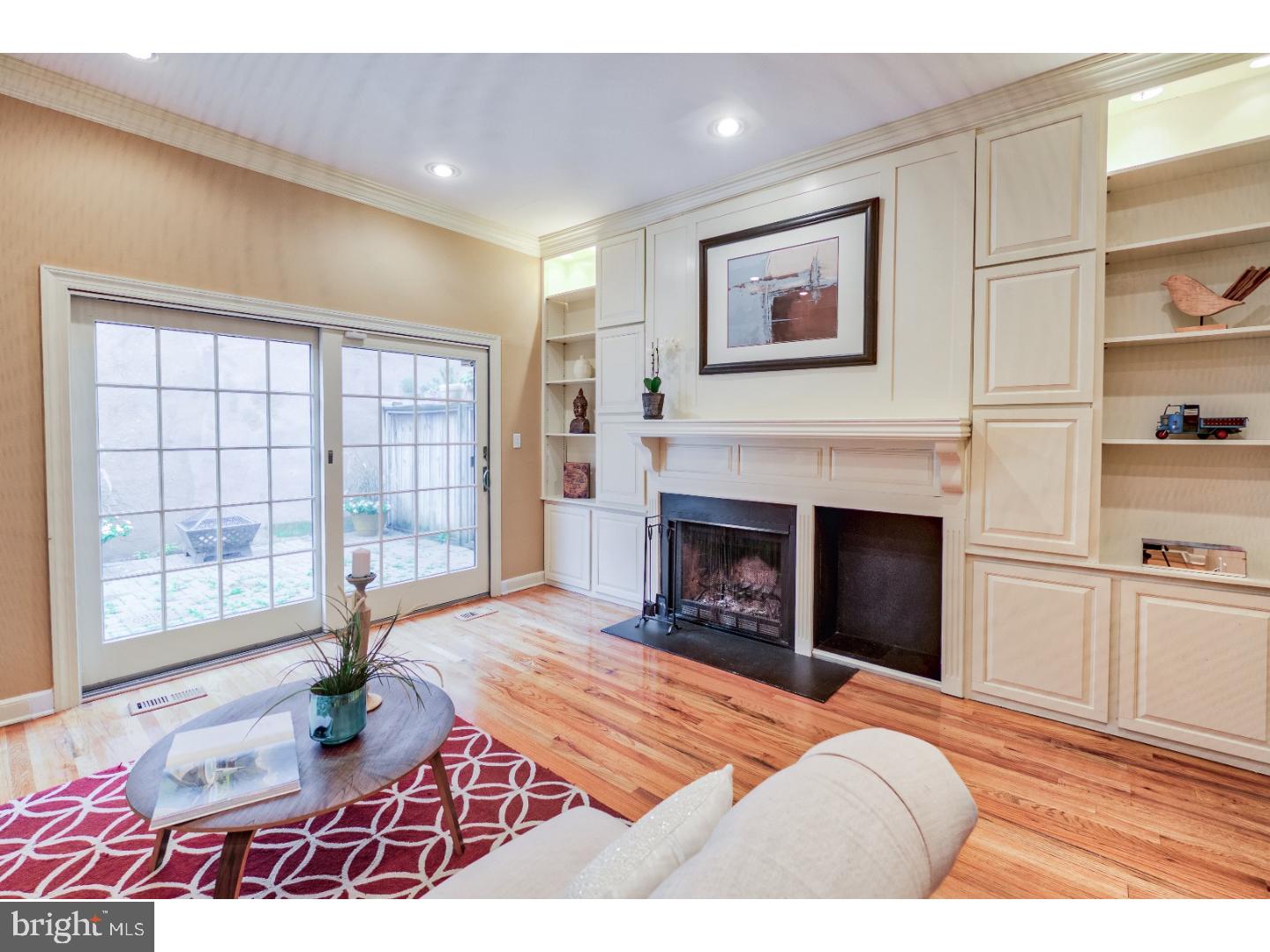 QUEEN VILLAGE - Residential