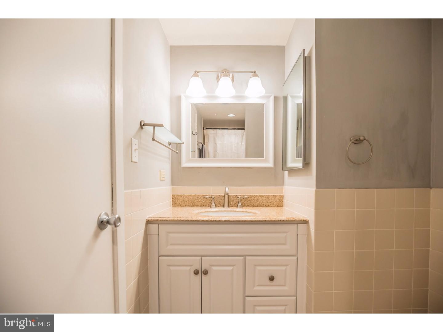 QUEEN VILLAGE - Residential