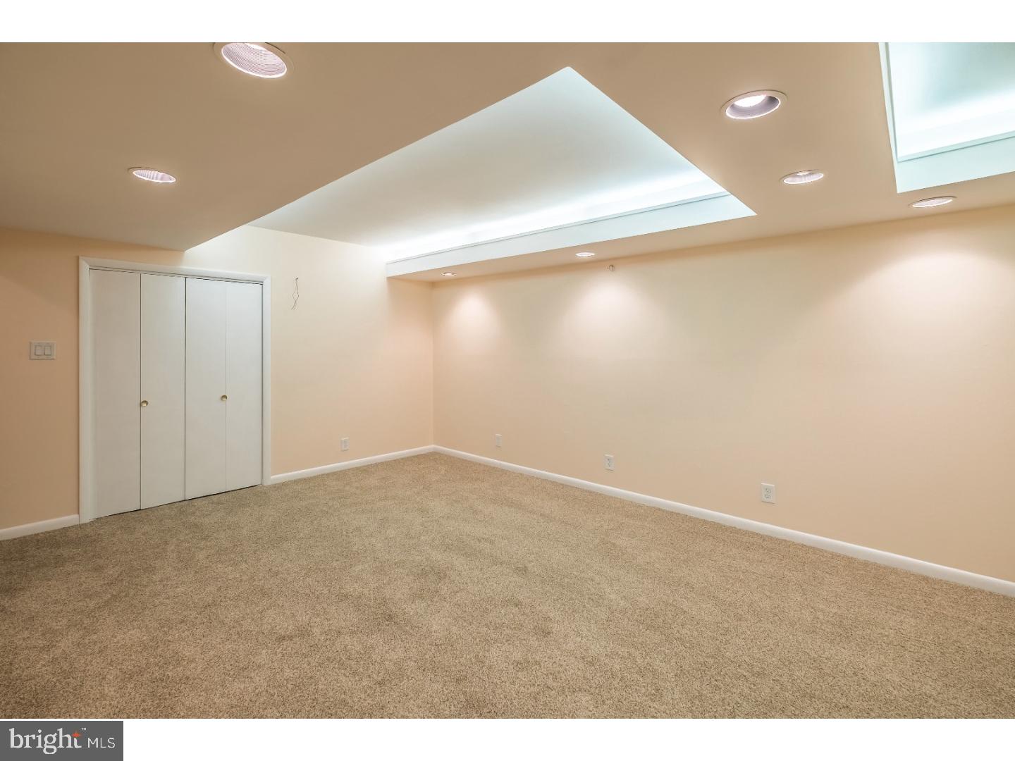 QUEEN VILLAGE - Residential