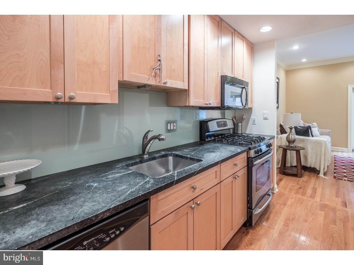 QUEEN VILLAGE - Residential