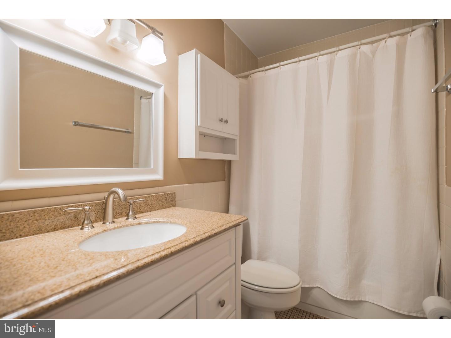 QUEEN VILLAGE - Residential