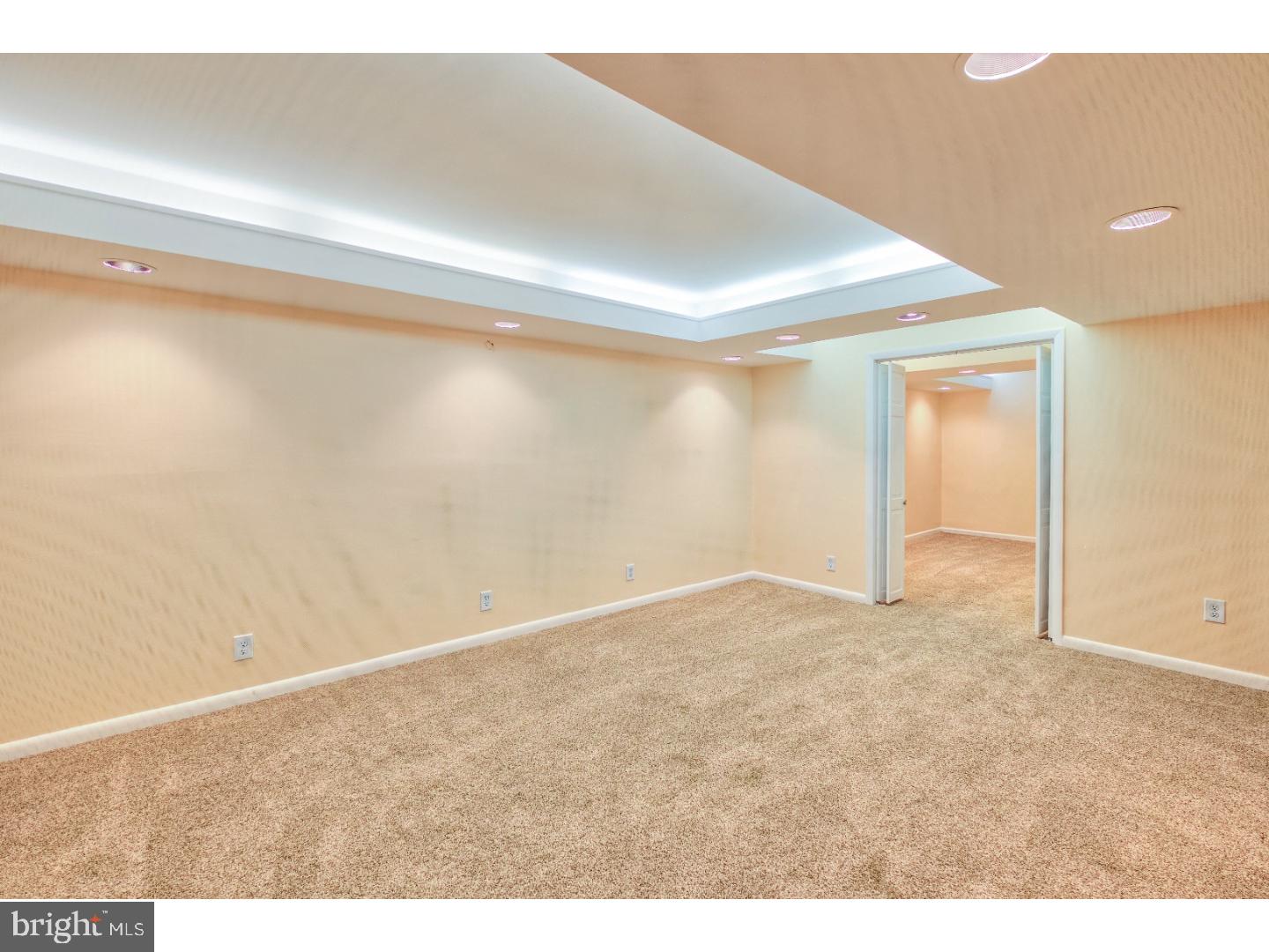 QUEEN VILLAGE - Residential