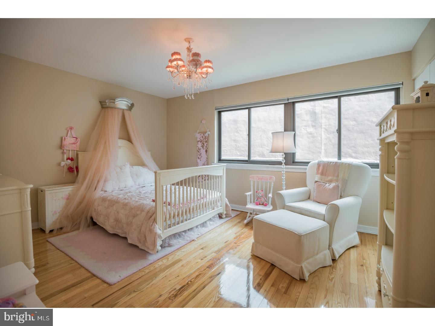 QUEEN VILLAGE - Residential