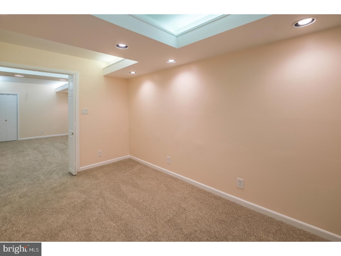 QUEEN VILLAGE - Residential