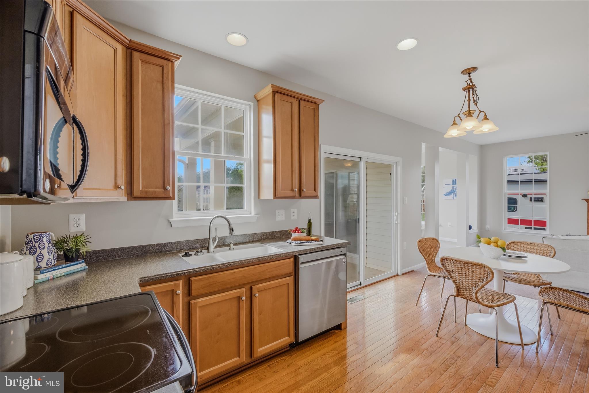 COLONIAL HILLS - Residential