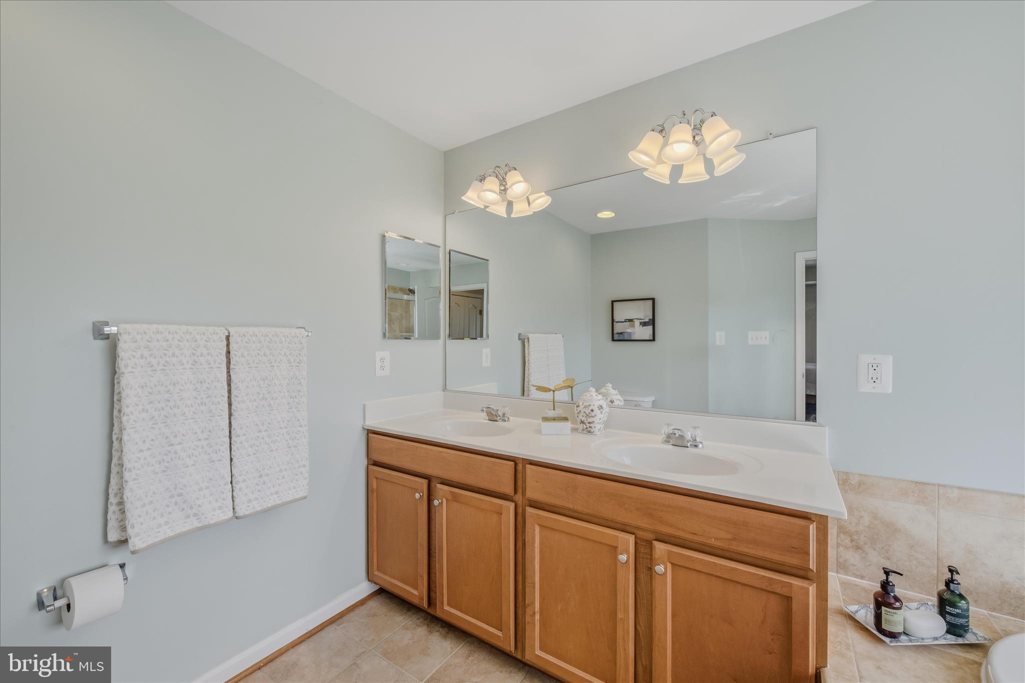 COLONIAL HILLS - Residential