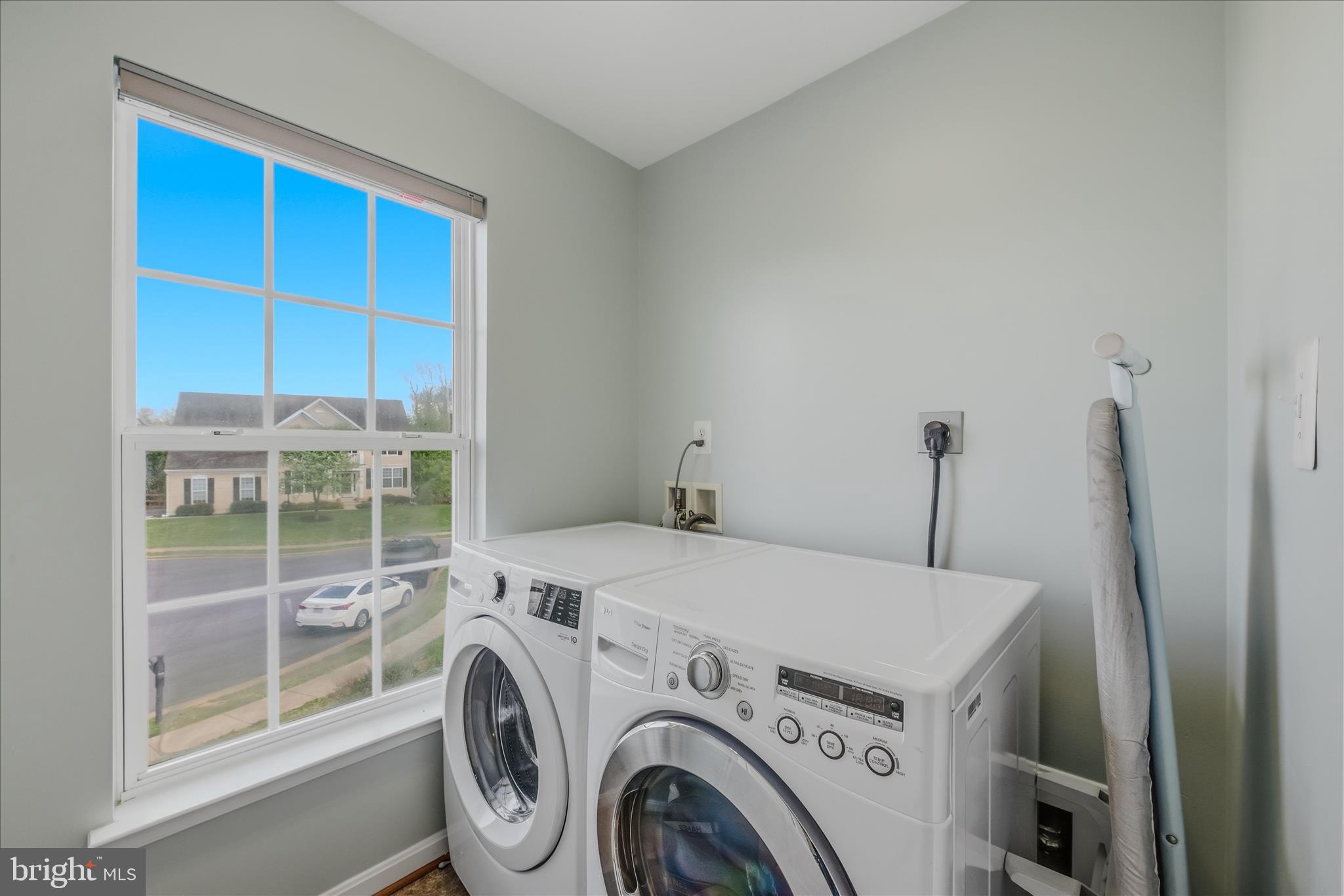 COLONIAL HILLS - Residential