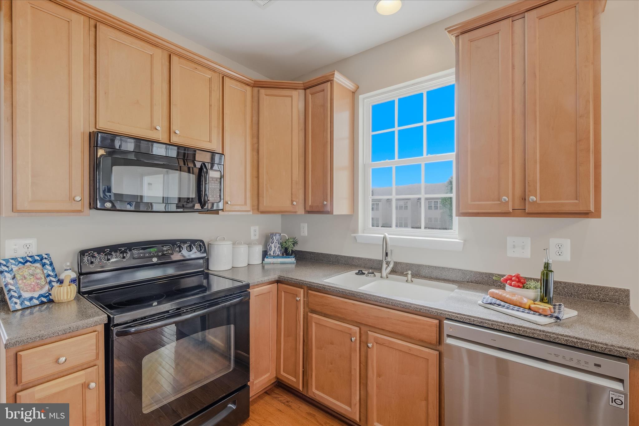 COLONIAL HILLS - Residential