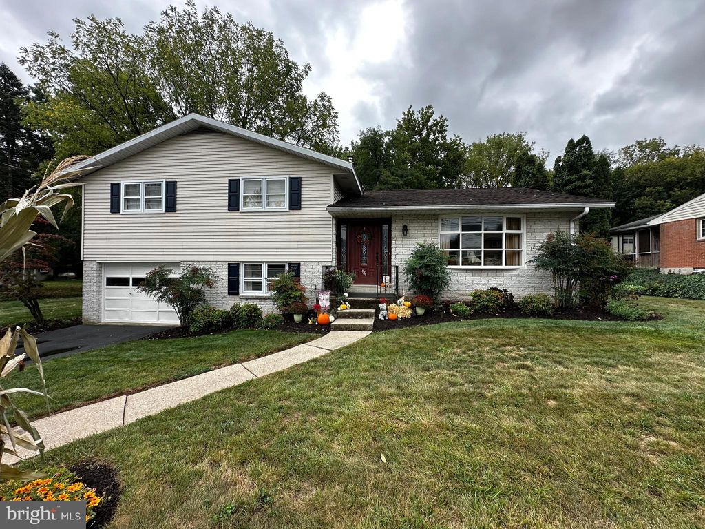Photo of 624 Pointview Avenue, Ephrata, PA 17522 (MLS # PALA2056116)