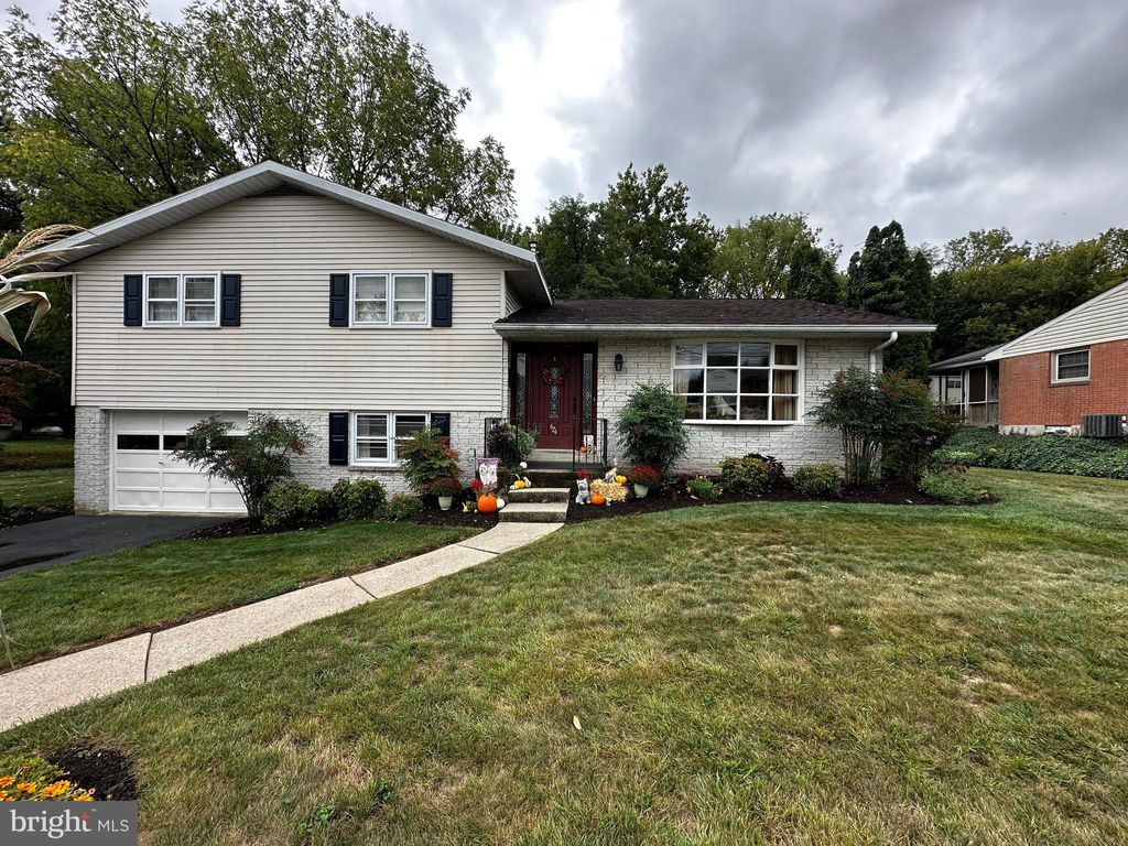 Photo of 624 Pointview Avenue, Ephrata, PA 17522 (MLS # PALA2056116)