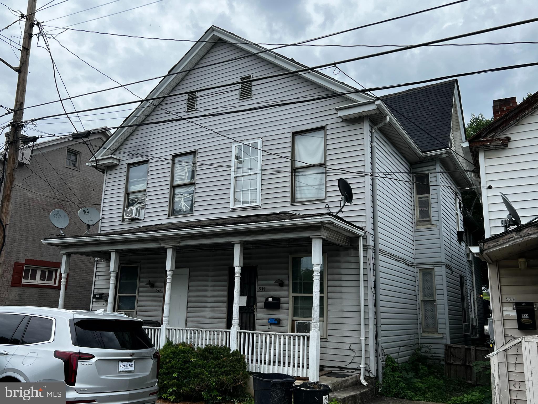 Great opportunity to start into the rental business or bolster your current portfolio. This 4 unit building has separate water and electric metering. Washer & Dryer hook up in each unit. Each unit has 2 bedrooms in a spacious design. Each unit is rented at $950.00 a month. Don't miss this opportunity. Property is 100% occupied and leases in place.