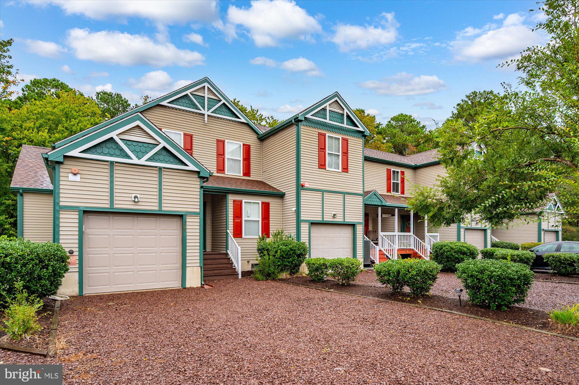 323 YACHT CLUB DRIVE