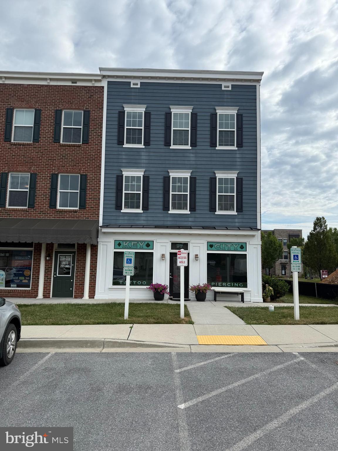 Nice one bedroom apartment for rent. Top floor. 900 SF. Include bedroom, kitchen, dining area, full bathroom, washer, dryer, living room. SS Appl, vinyl wood floor. Free huge parking lot. Walking to shopping center, library, HOA center, swimming pool, restaurant , banks. Closing to I-270, Rd 355, Rd 80. Call listing agent before showing.