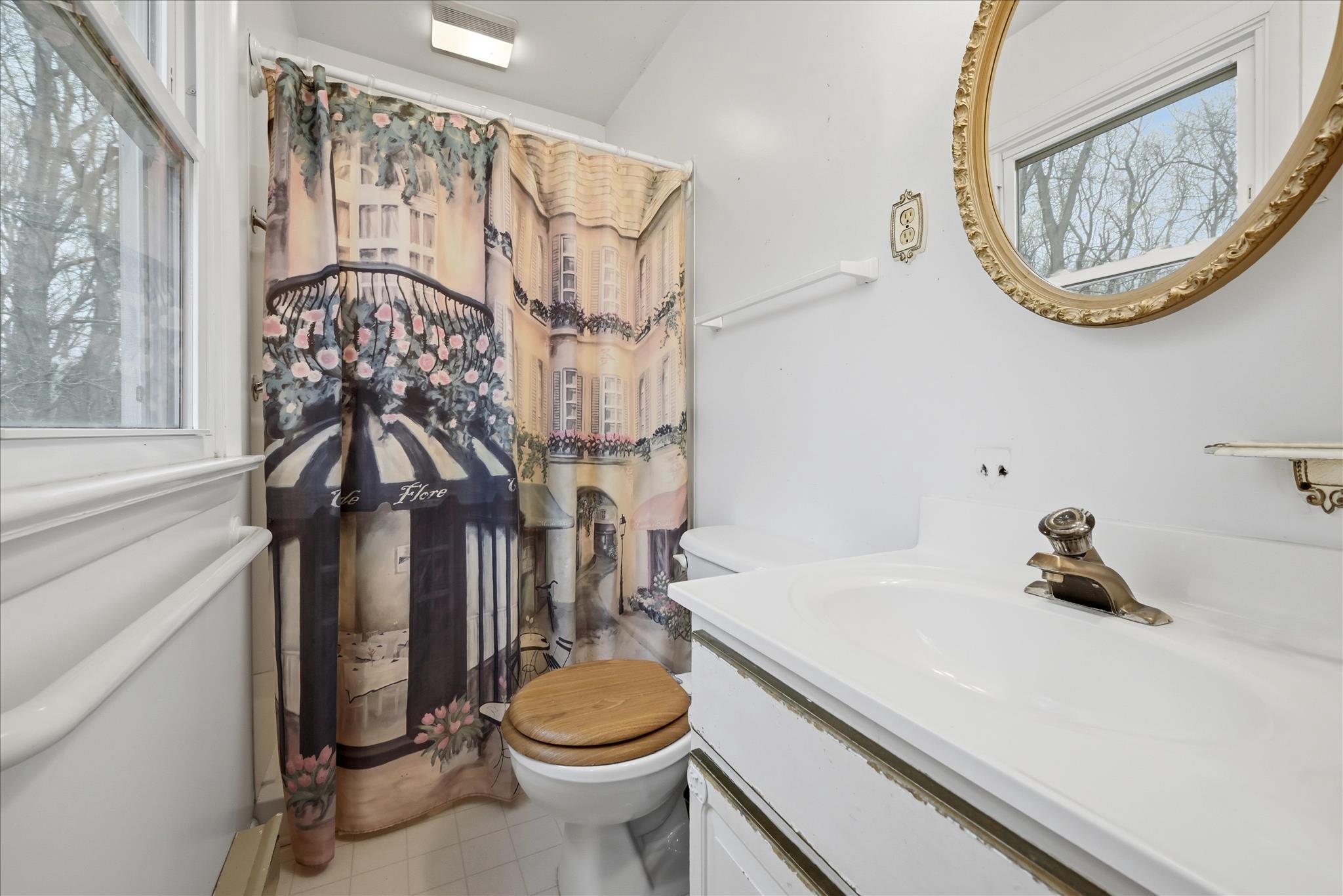 LOVETTSVILLE - Residential