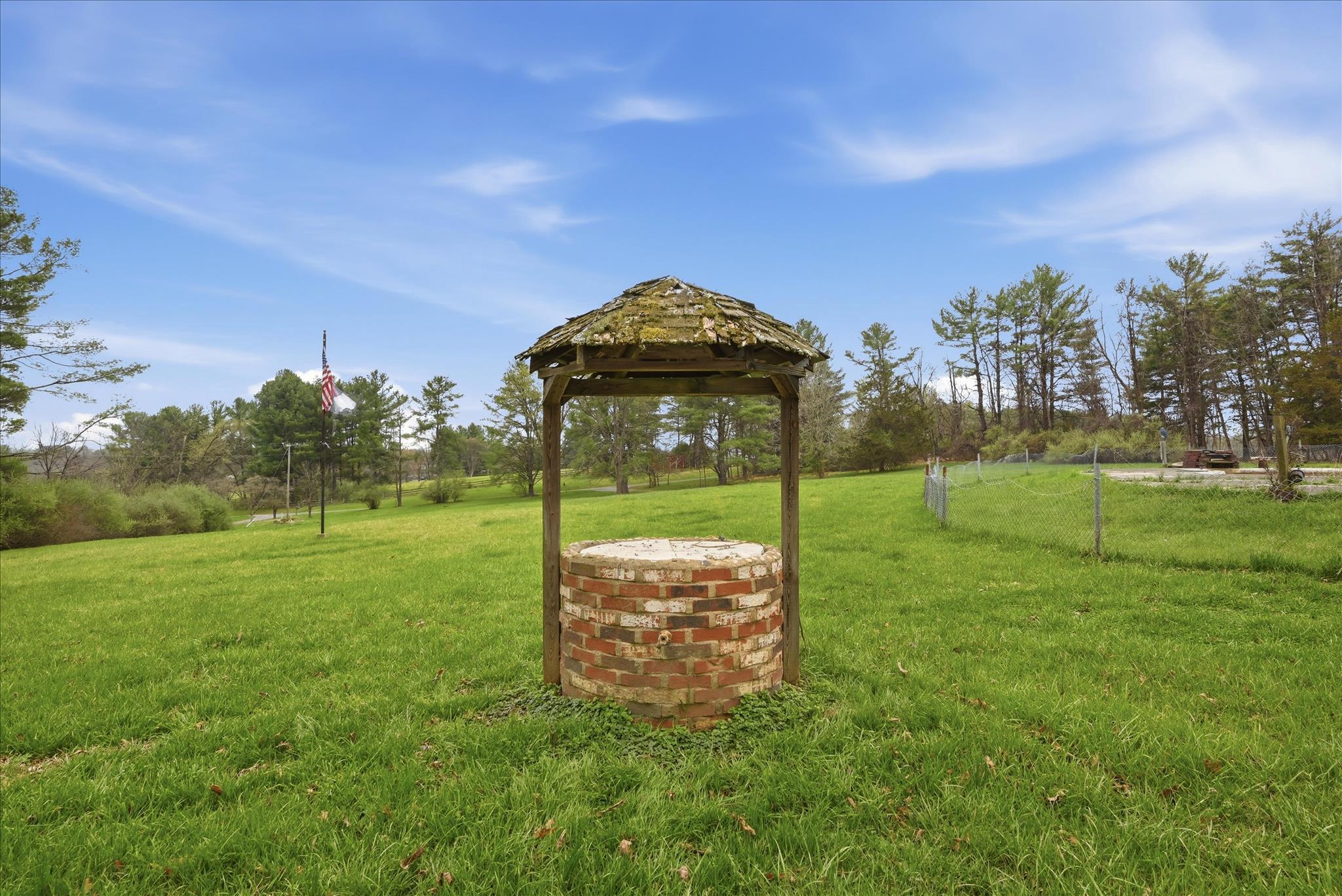 LOVETTSVILLE - Residential