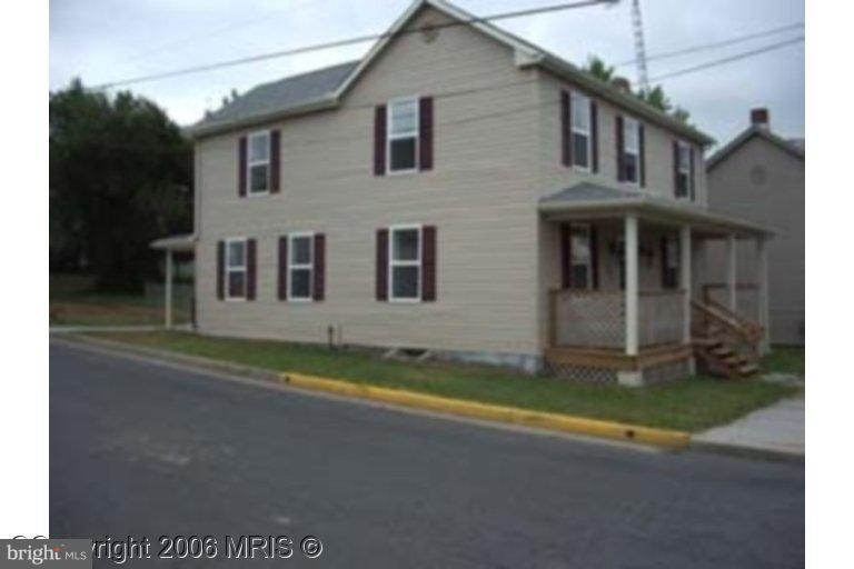 4bedroom/2 bath in town home would make great 1st time homebuyer or investment/rental. All the conveniences of being in town, but with a wonderful back yard... pets, a garden, etc. Easy to show.