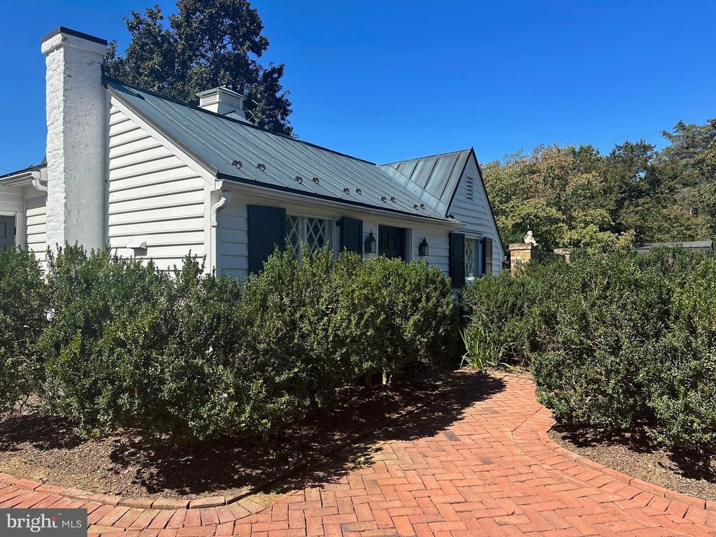 Photo of 11 Chatham Heights Road, FREDERICKSBURG, VA 22405 (MLS # VAST2042674)