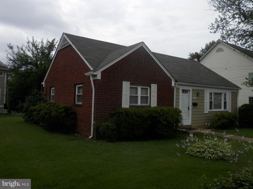 WELL MAINTAINED HOME IN BEAUTIFUL, CLOSE IN NEIGHBORHOOD CONVENIENT TO SHOPPING, SCHOOLS, PARK, EFC METRO. LARGE, USEABLE BACKYARD. SURROUNDED BY LUXURY HOMES.