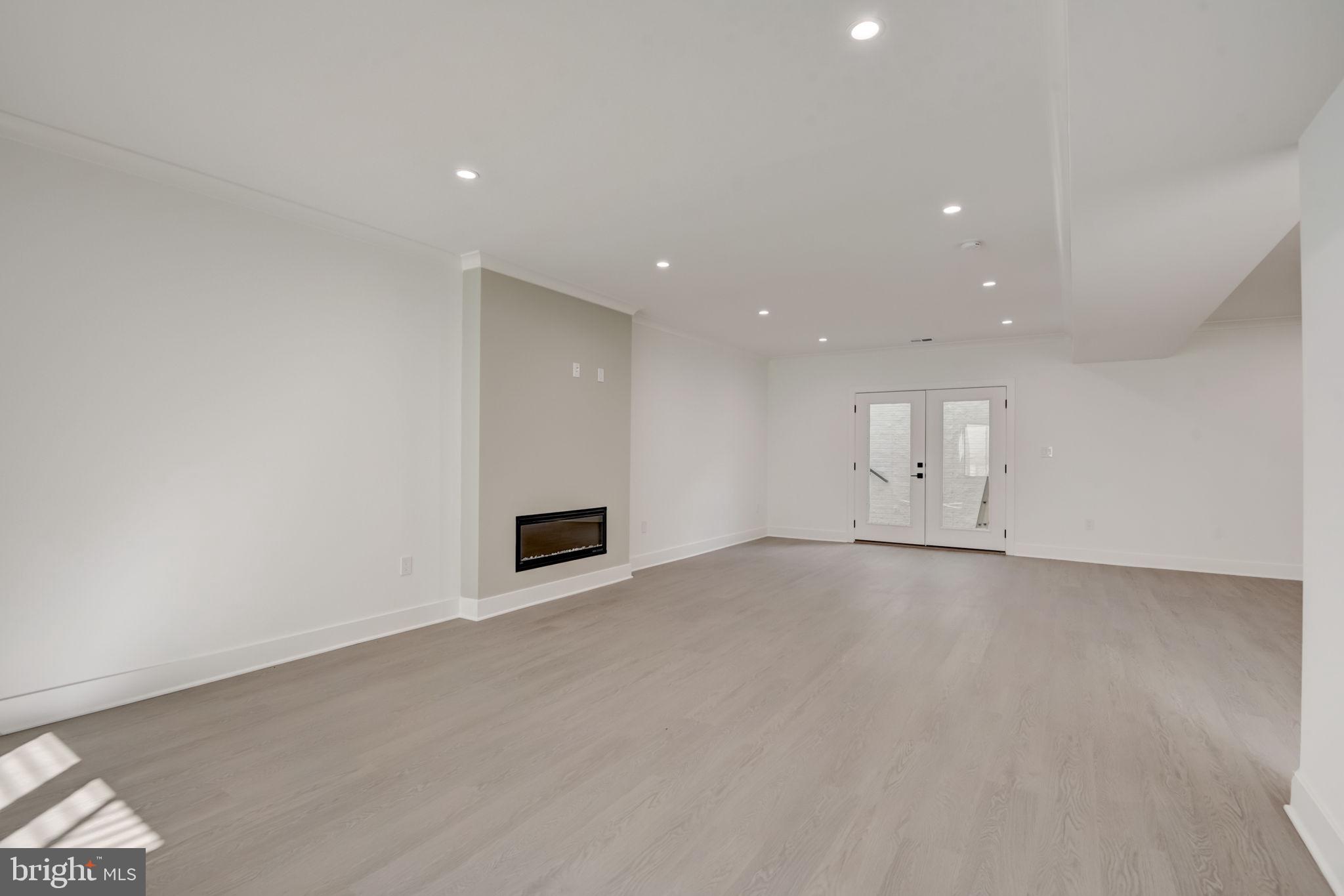 VIENNA WOODS - Residential