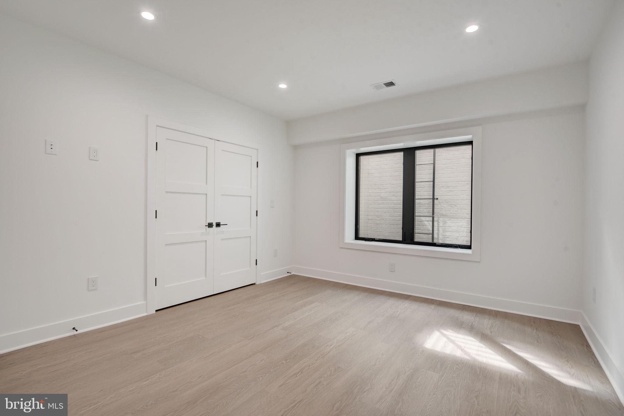 VIENNA WOODS - Residential