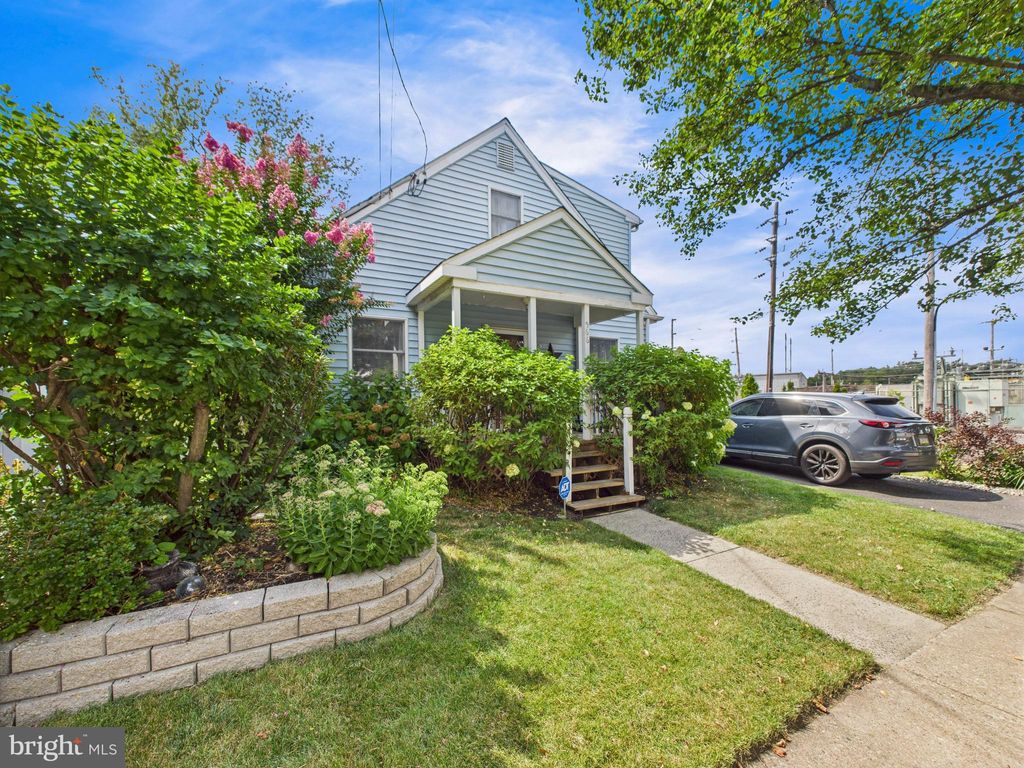 Photo of 566 Linden Street, BRISTOL, PA 19007 (MLS # PABU2102708)