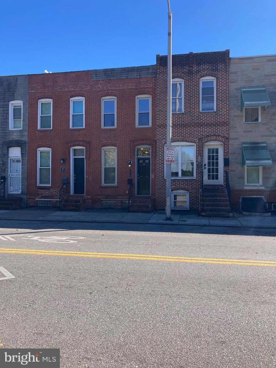 Nice rowhouse for rent next to Carroll Park.  2 bedroom 1 bath with backyard.  Walking distance to UMAB, Camden Yards, M&T Bank Stadium, and Inner Harbor.  Easy access to 95.