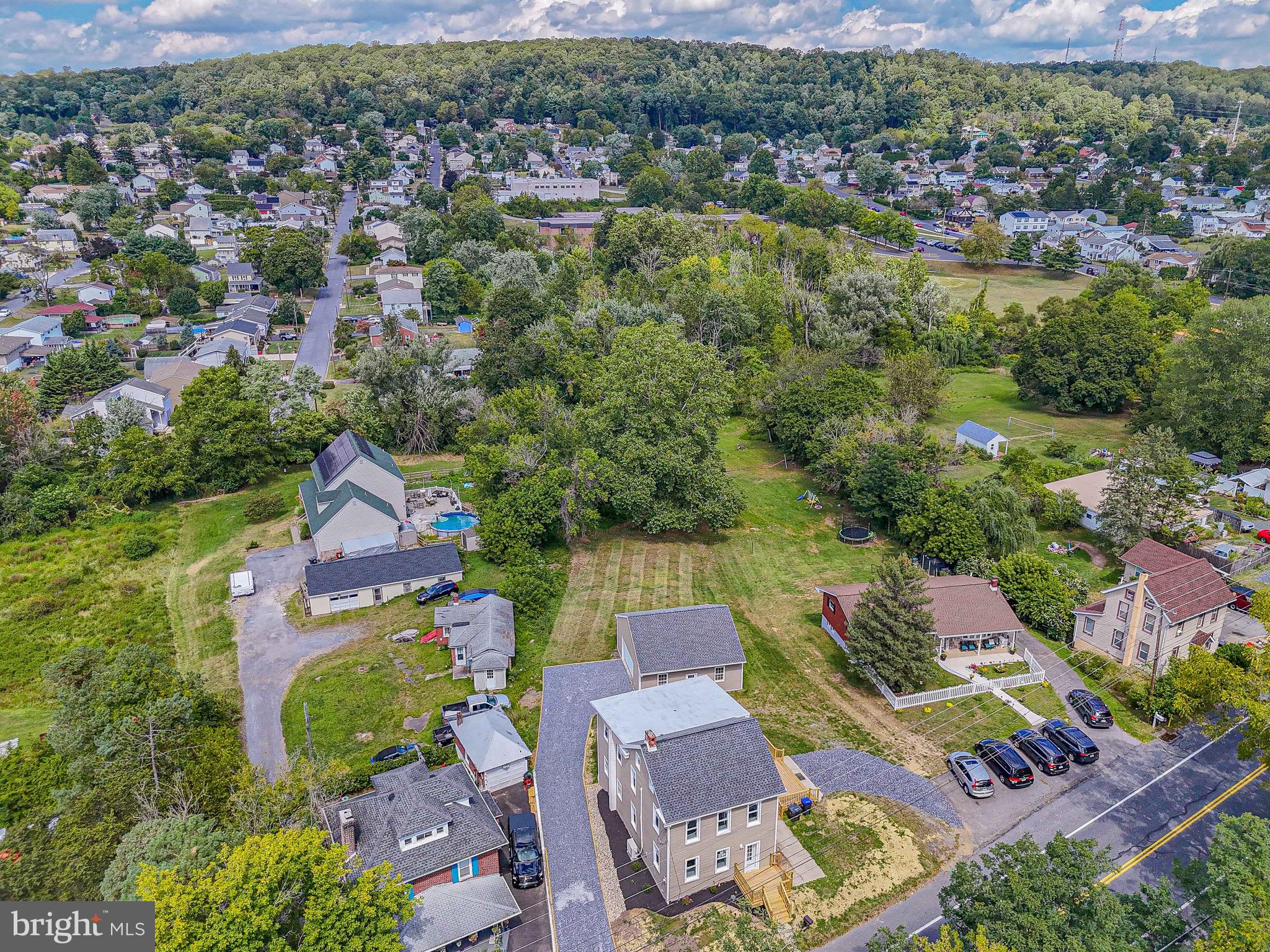 1113 E EMMAUS AVENUE