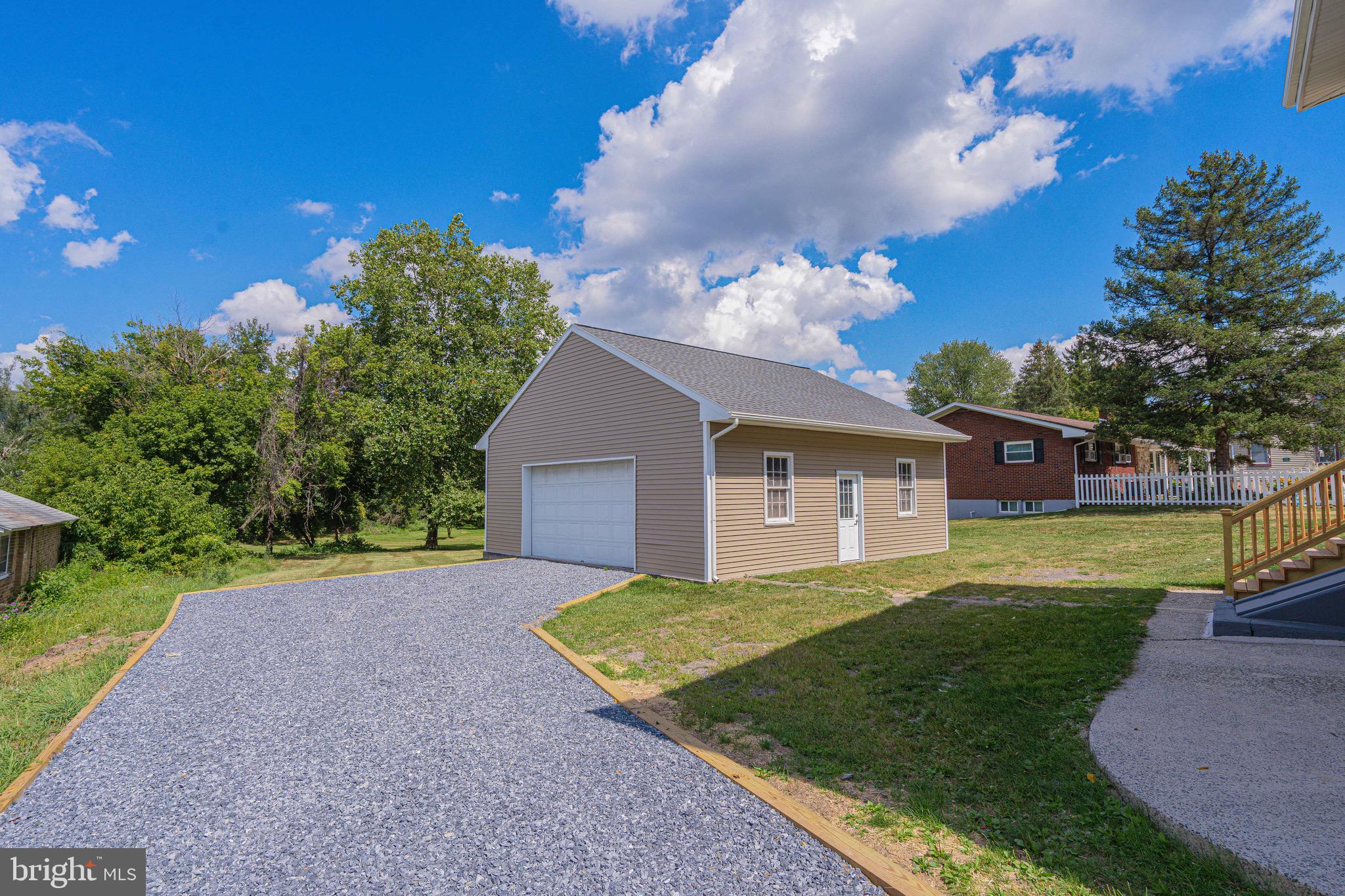 1113 E EMMAUS AVENUE