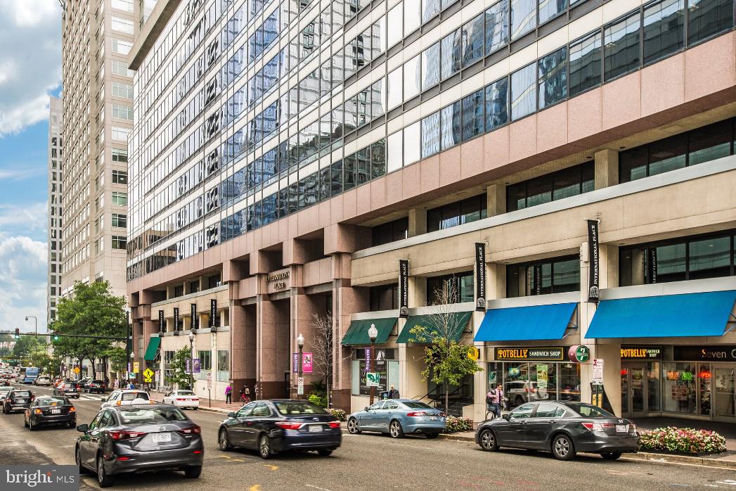 RIVER PLACE WEST - Residential Lease