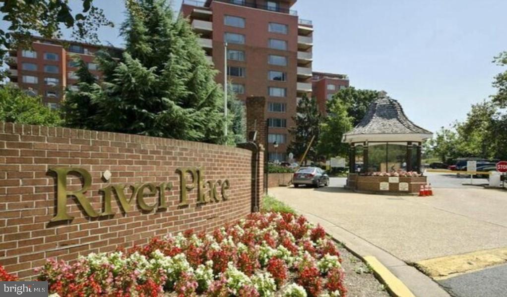 RIVER PLACE WEST - Residential Lease