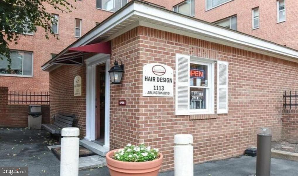 RIVER PLACE WEST - Residential Lease