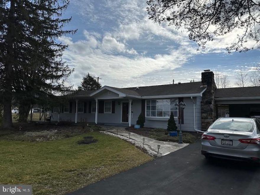 Very Nice porch front perfect move in ready very large rancher home!!Hardwood floors gas fireplace in one family room and a electric fireplace in 2nd large family room with tons on windows and light and bright open and airy  .Very nice  large kitchen with huge counter and cabinet space.  This upscale home also has a large office. Their is a 2nd building you can make a guest home or run a business out of or huge workshop and plant room. So much storage space and out buildings and a huge yard. Their is so much move in ready home and 2nd building for the money hurry while it lasts. Nice large yard front  porch and back porch and fish pounds .
Very nice quiet location where you can walk to a store down the street and go up the street to a park great locationand a Great Home!!!