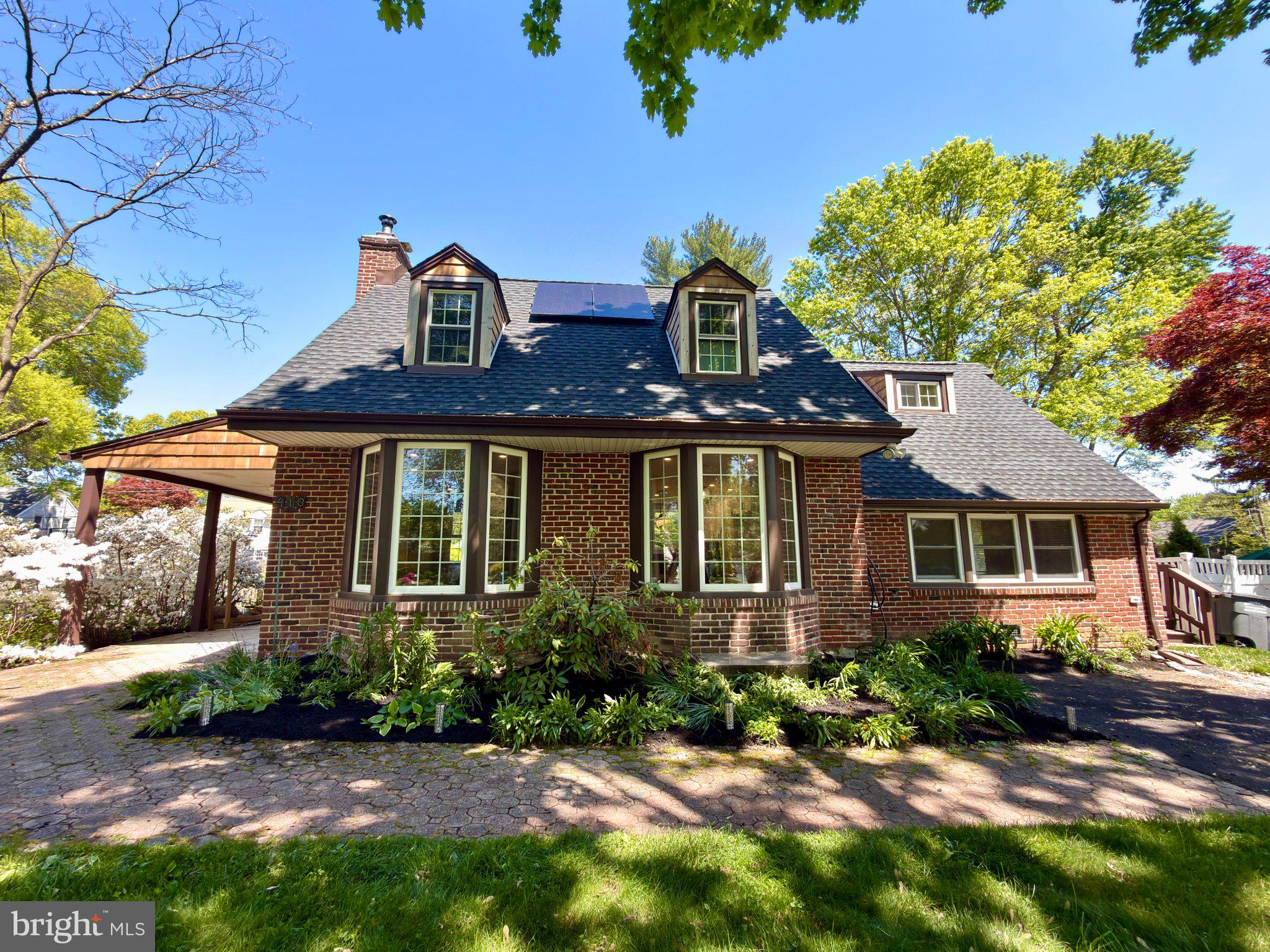 418 E COUNTRY CLUB LANE