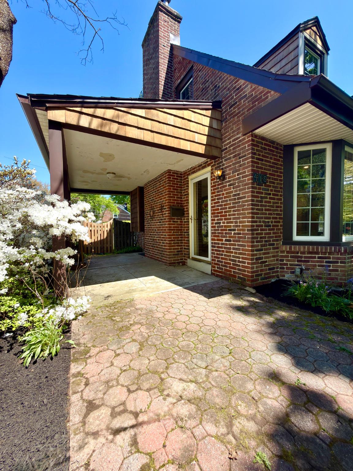 418 E COUNTRY CLUB LANE