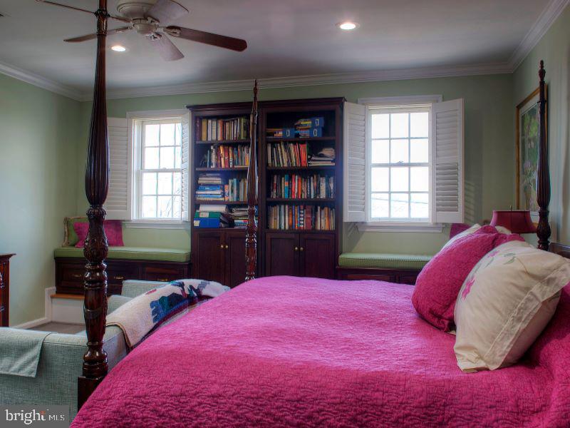 QUEEN VILLAGE - Residential