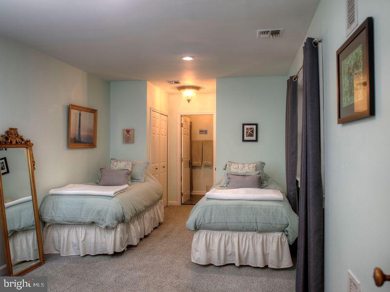 QUEEN VILLAGE - Residential