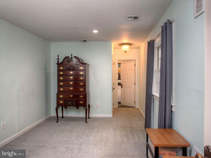 QUEEN VILLAGE - Residential