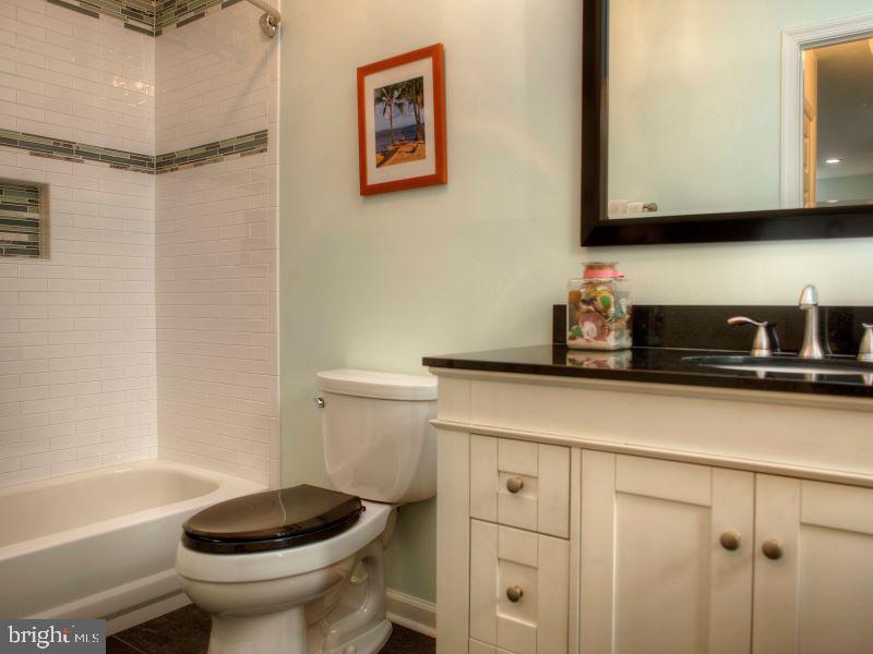 QUEEN VILLAGE - Residential