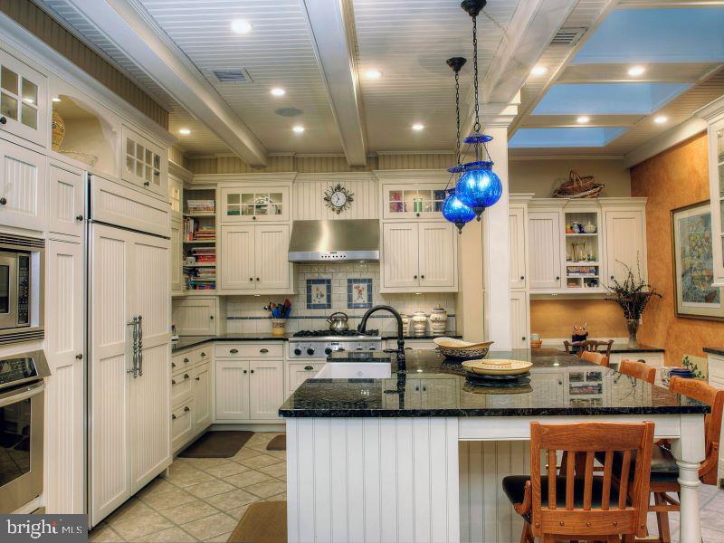 QUEEN VILLAGE - Residential