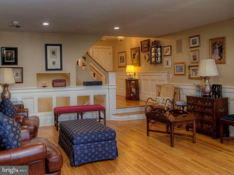 QUEEN VILLAGE - Residential