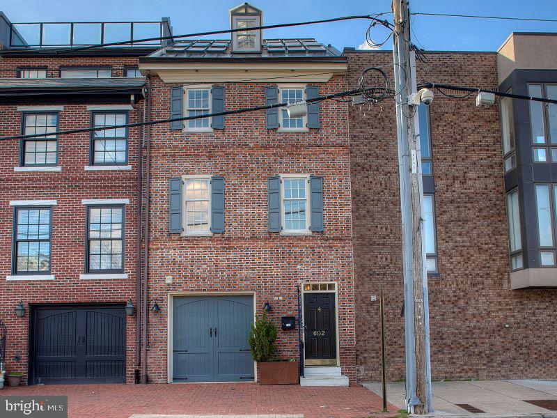 QUEEN VILLAGE - Residential